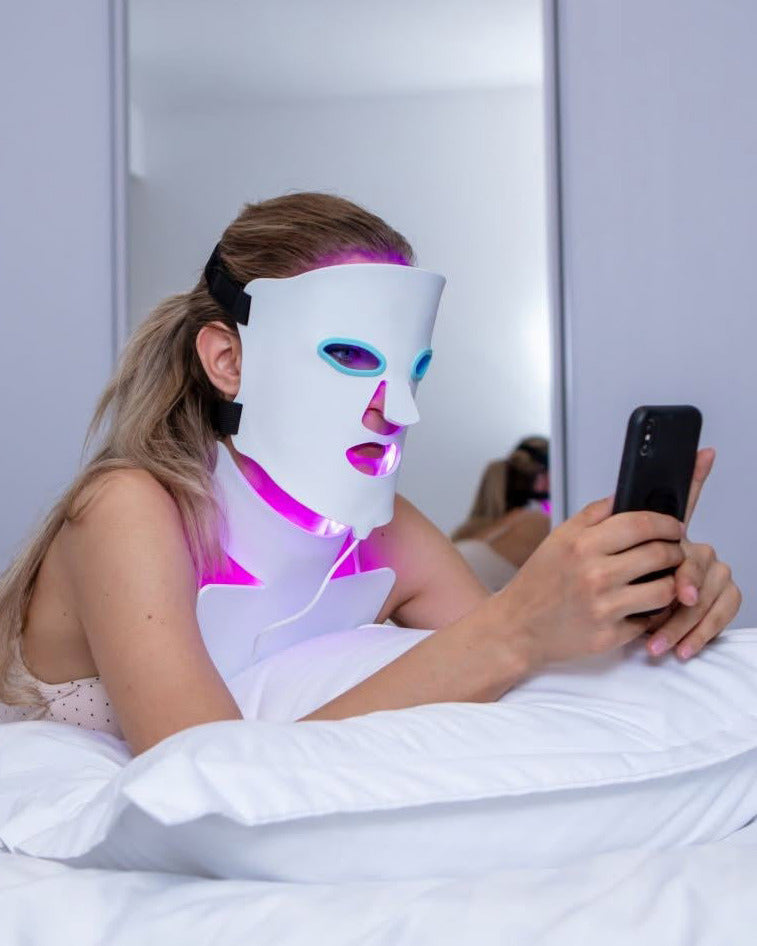 Maschera skin care per viso e collo con terapia della luce LED